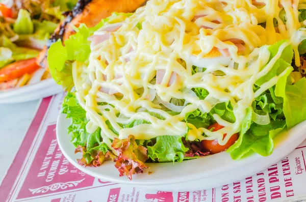 Salada em tigela branca na mesa — Fotografia de Stock