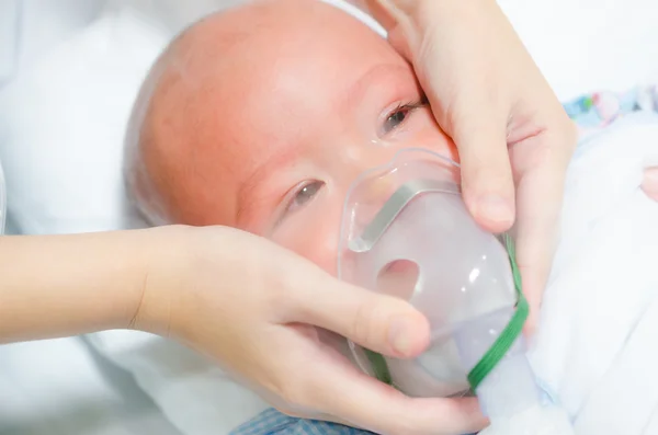 Baby slijtage zuurstofmasker — Stockfoto