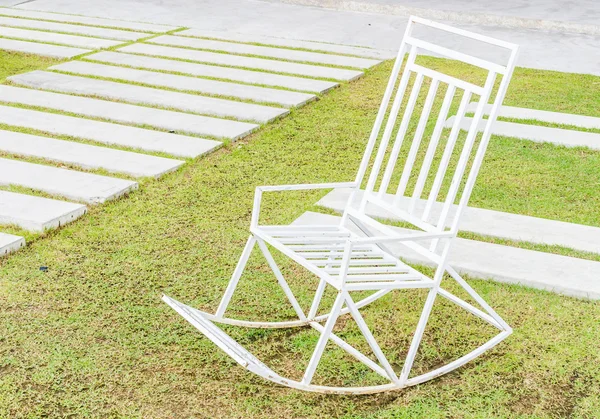 Białe krzesła w zielonej trawie — Zdjęcie stockowe