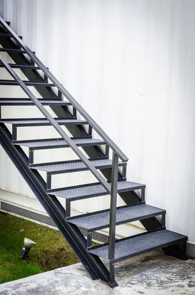 Treppe aus schwarzem Metall — Stockfoto