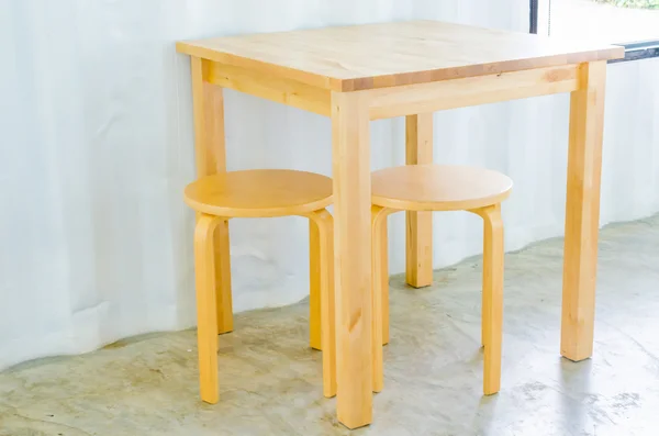 Mesa y silla de madera —  Fotos de Stock