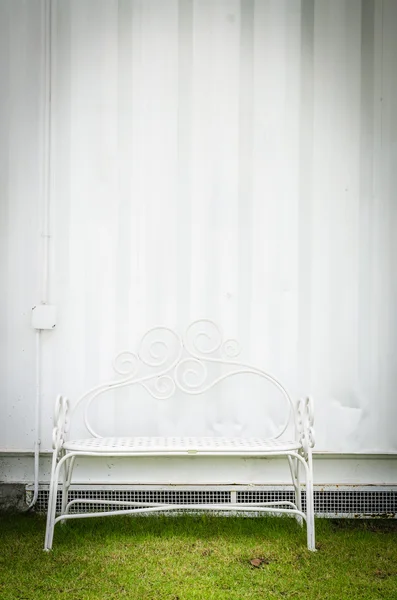 Beyaz beyaz beton duvar bankta — Stok fotoğraf