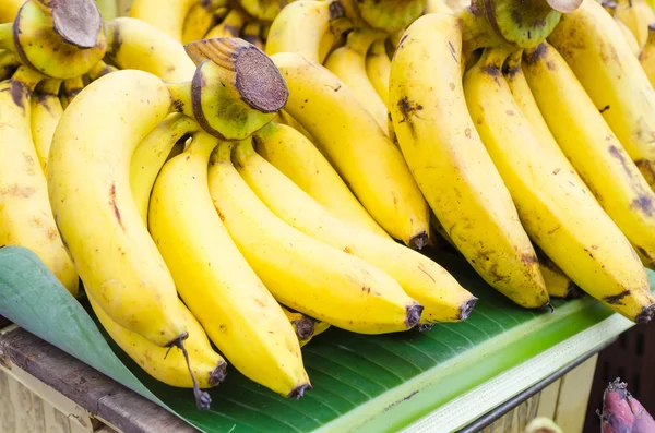 Banane auf dem lokalen Straßenmarkt — Stockfoto