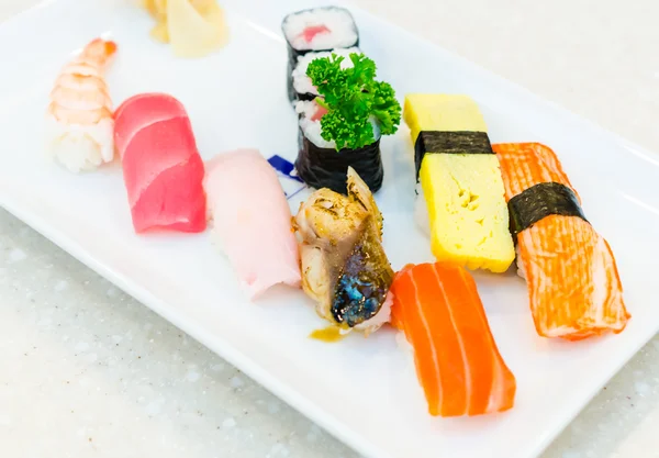 在白盘子里的寿司 — 图库照片