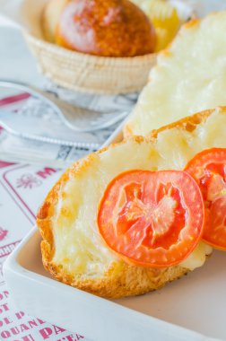 peynir ekmek domates ile