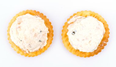 ton balıklı kraker beyaz zemin üzerine