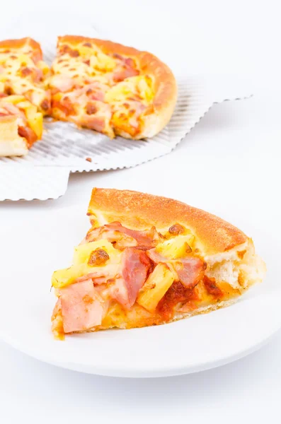 Пицца на тарелке — стоковое фото