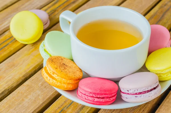 Macarrón colorido con té de taza blanca —  Fotos de Stock
