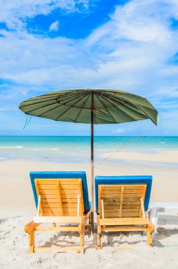 yatakta güzel sahilde hüzünlü müzik Tayland