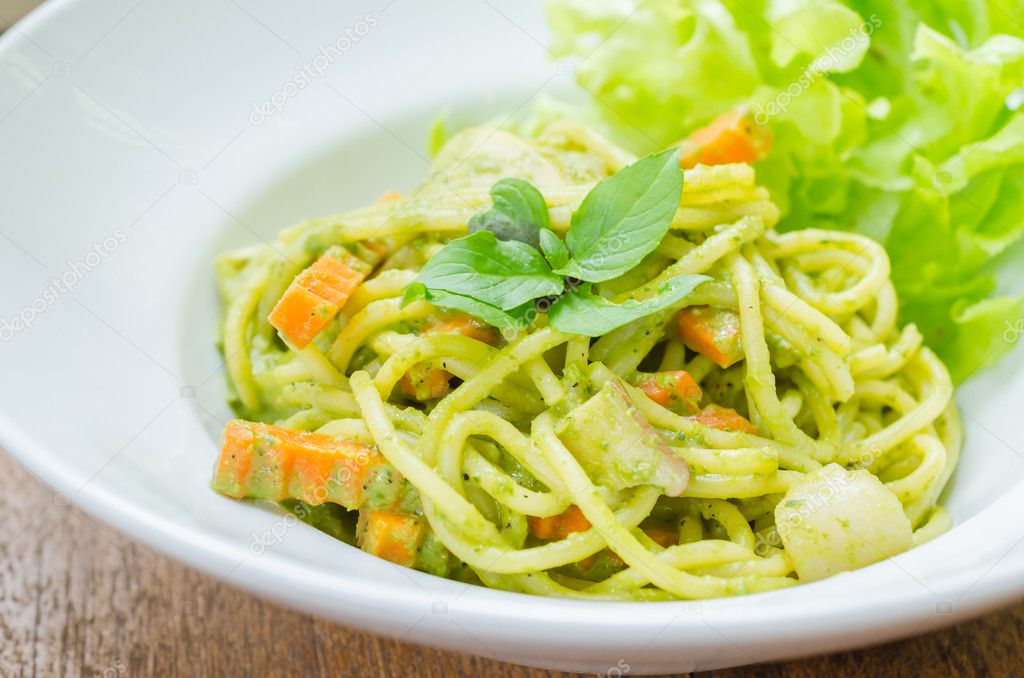 Spaghetti pesto sauce