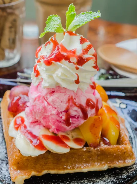 Waffle with icecream — Stock Photo, Image