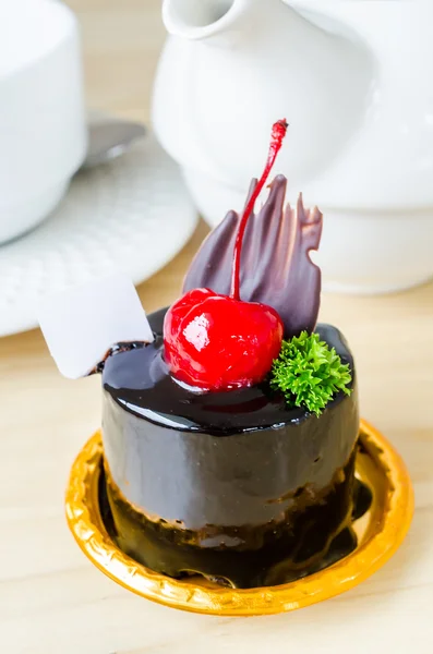 Pastel de chocolate con cereza —  Fotos de Stock