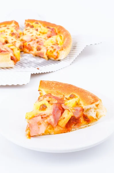 Pizza en plato —  Fotos de Stock