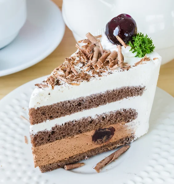 Pastel de chocolate con cereza negra —  Fotos de Stock