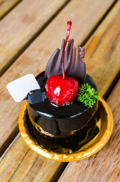 Pastel de chocolate con cereza —  Fotos de Stock