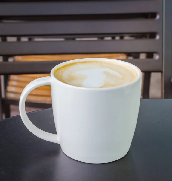 Latte en la mesa negra — Foto de Stock