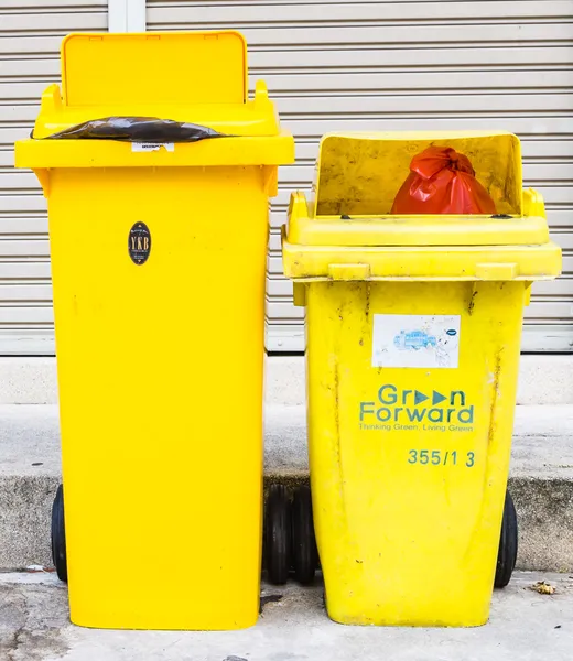 Dirty bin — Stock Photo, Image