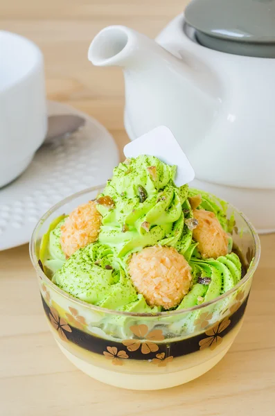 Pastel de té verde y taza de té — Foto de Stock