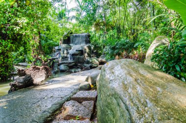 waterval in de tuin park