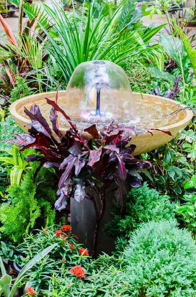 Fontana nel parco del giardino — Foto Stock