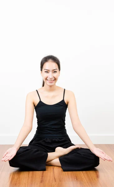 Mujer practicando yoga — Foto de Stock