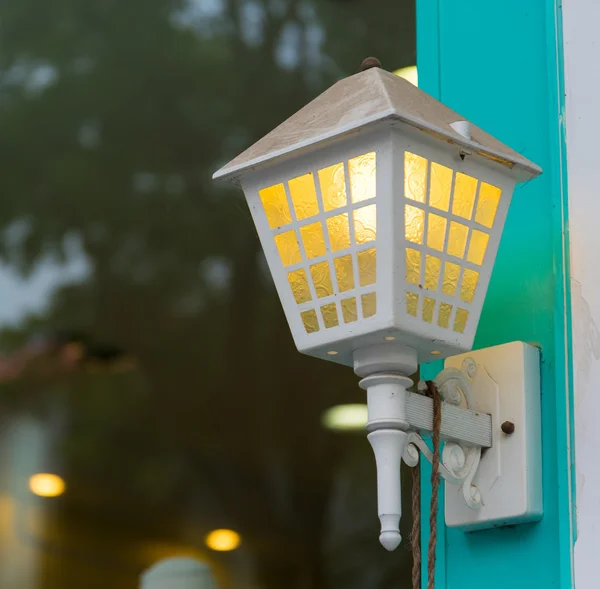 Lamp op de muur — Stockfoto