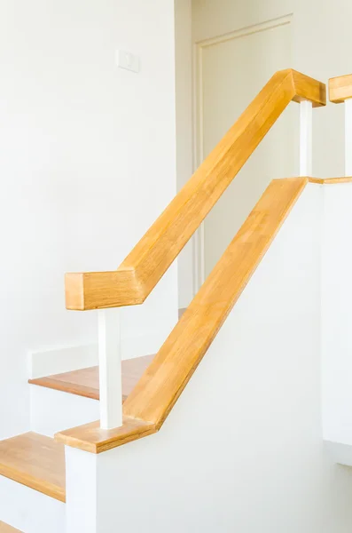 Интерьер деревянной лестницы — стоковое фото