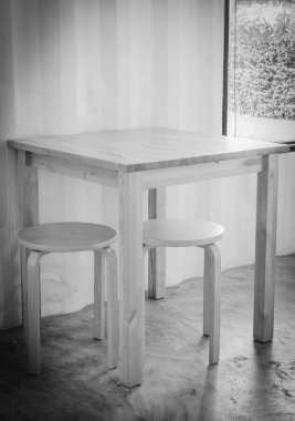 ahşap masa ve sandalye