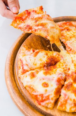 Pizza alarak el