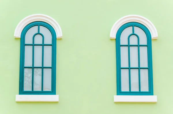 Renkli duvar üstünde pencere eşiği — Stok fotoğraf