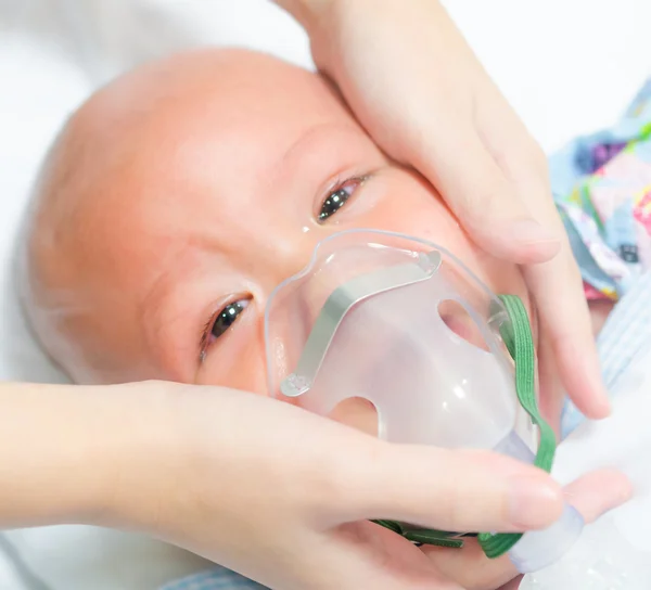 Baby slijtage zuurstofmasker — Stockfoto