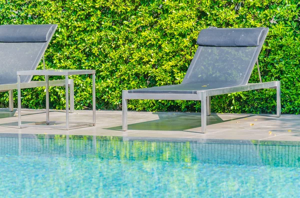 Letto a bordo piscina — Foto Stock