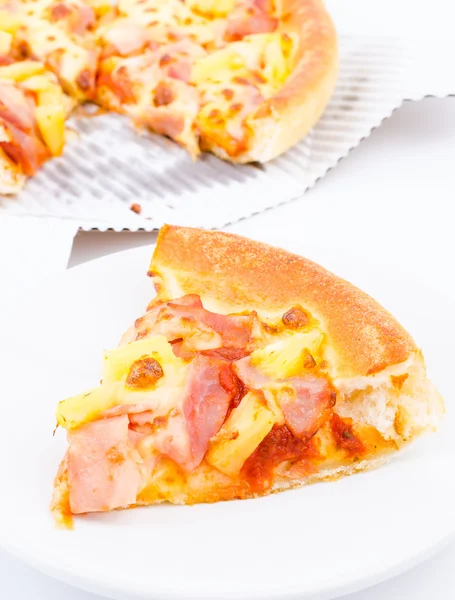 Pizza sobre fundo branco — Fotografia de Stock