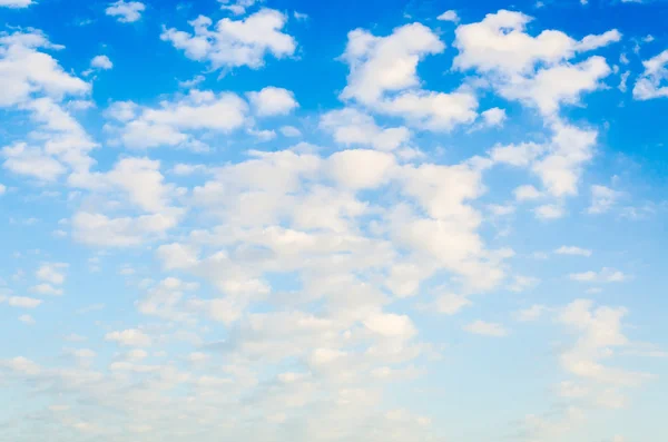 Wolke mit Himmelshintergrund — Stockfoto