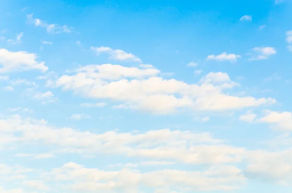 Облако на фоне неба — стоковое фото