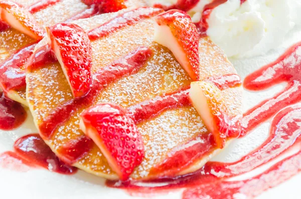 Pfannkuchen Erdbeere — Stockfoto