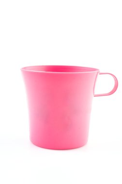 izole beyaz arka plan üzerinde renkli plastik bardak