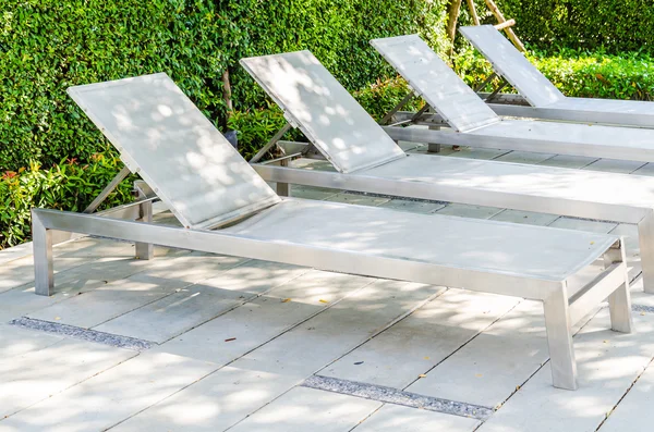 Letto a bordo piscina — Foto Stock