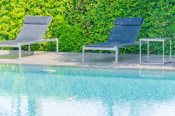 Letto a bordo piscina — Foto Stock