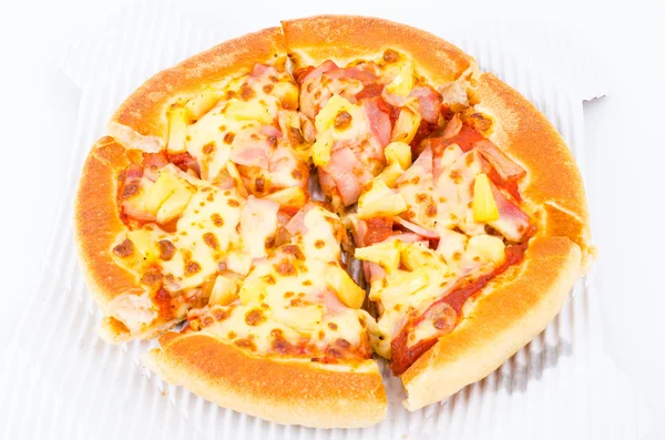 Pizza på vit — Stockfoto