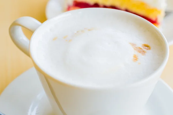 Kaffee im weißen Becher — Stockfoto