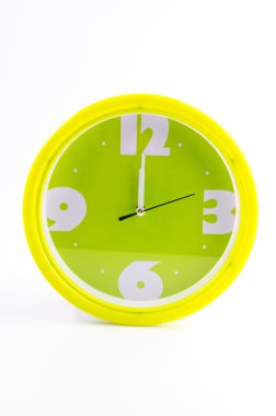 Beyaz arka plan üzerinde izole yeşil saat alarm