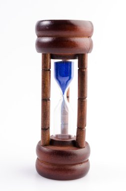 Beyaz arka plan üzerinde izole kum saati, kum saati