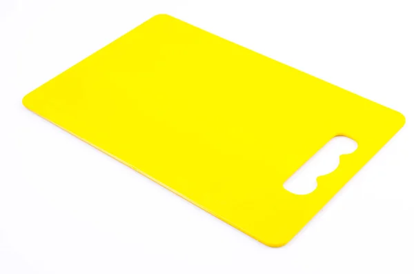 Placa de corte de plástico amarelo no fundo branco isolado — Fotografia de Stock