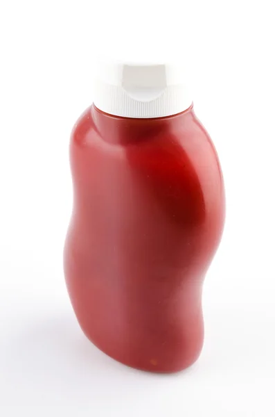 Бутылка томатного соуса на белом фоне — стоковое фото