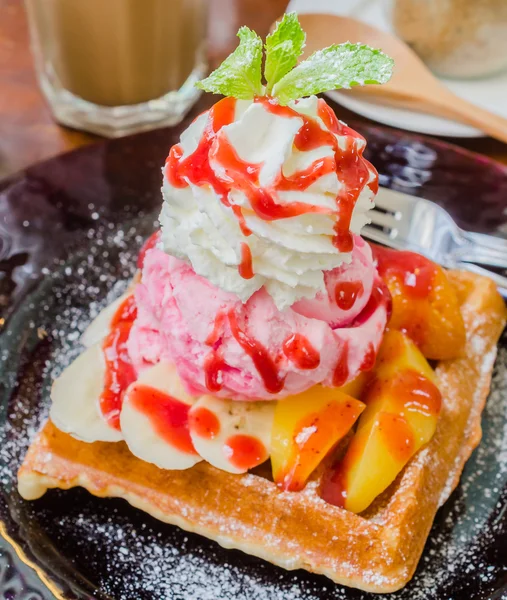 Waffel mit Eis — Stockfoto