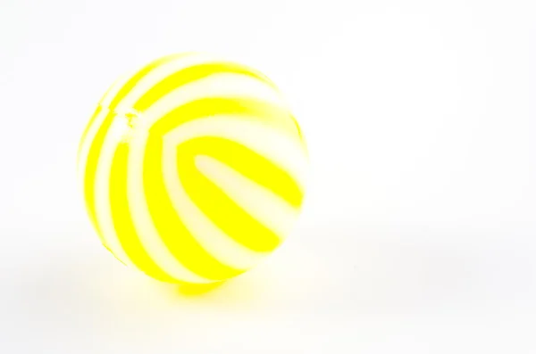 Gul boll isolerade vit bakgrund — Stockfoto