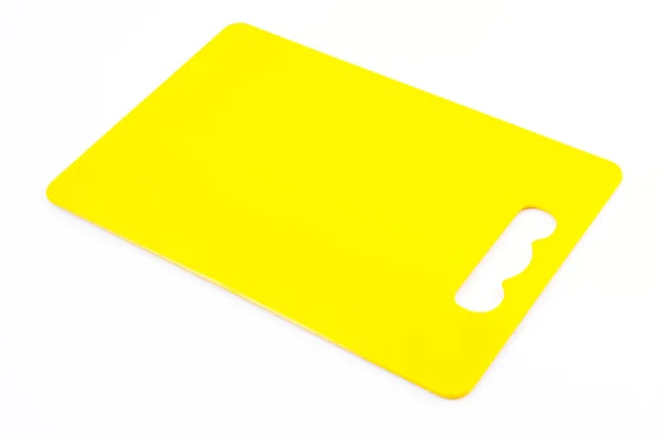 Placa de corte de plástico amarelo no fundo branco isolado — Fotografia de Stock