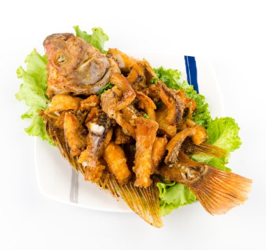 Tayland yemeği kızarmış balık izole beyaz zemin üzerine beyaz plaka