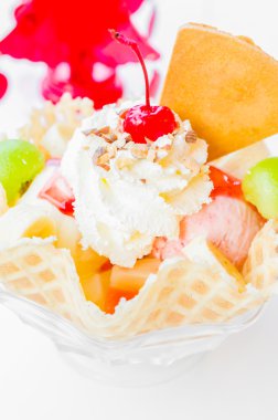 Waffle dondurma ve kiraz